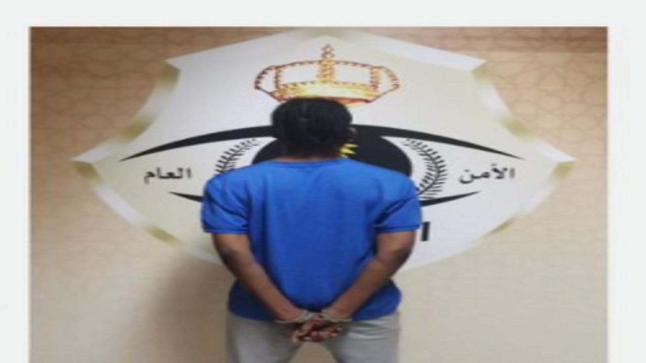بالصور..القبض على &#8220;مقيم&#8221; بحوزته مواد مخدرة وسلاح ناري بالمدينة المنورة