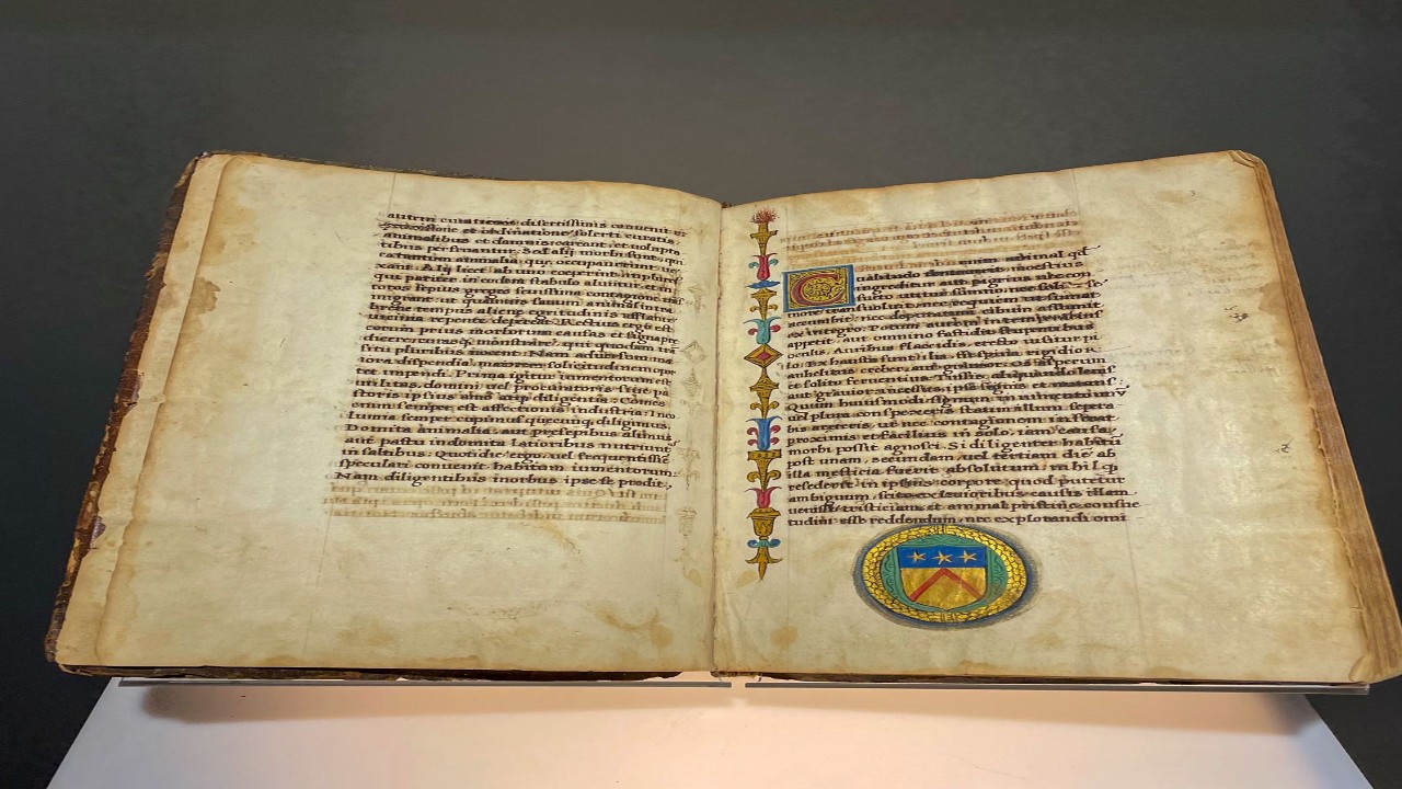 عرض كتاب الطب البيطري وعمره 500 عام بمعرض الكتاب الدولي بالرياض