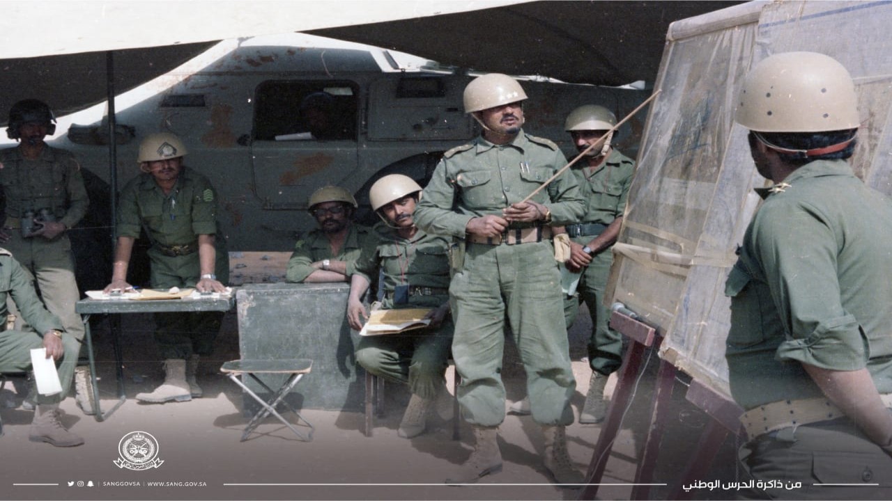 صورة نادرة لضابط بالحرس الوطني يوضح مهام تمرين صقر الجزيرة بالهفوف قبل 42 عام