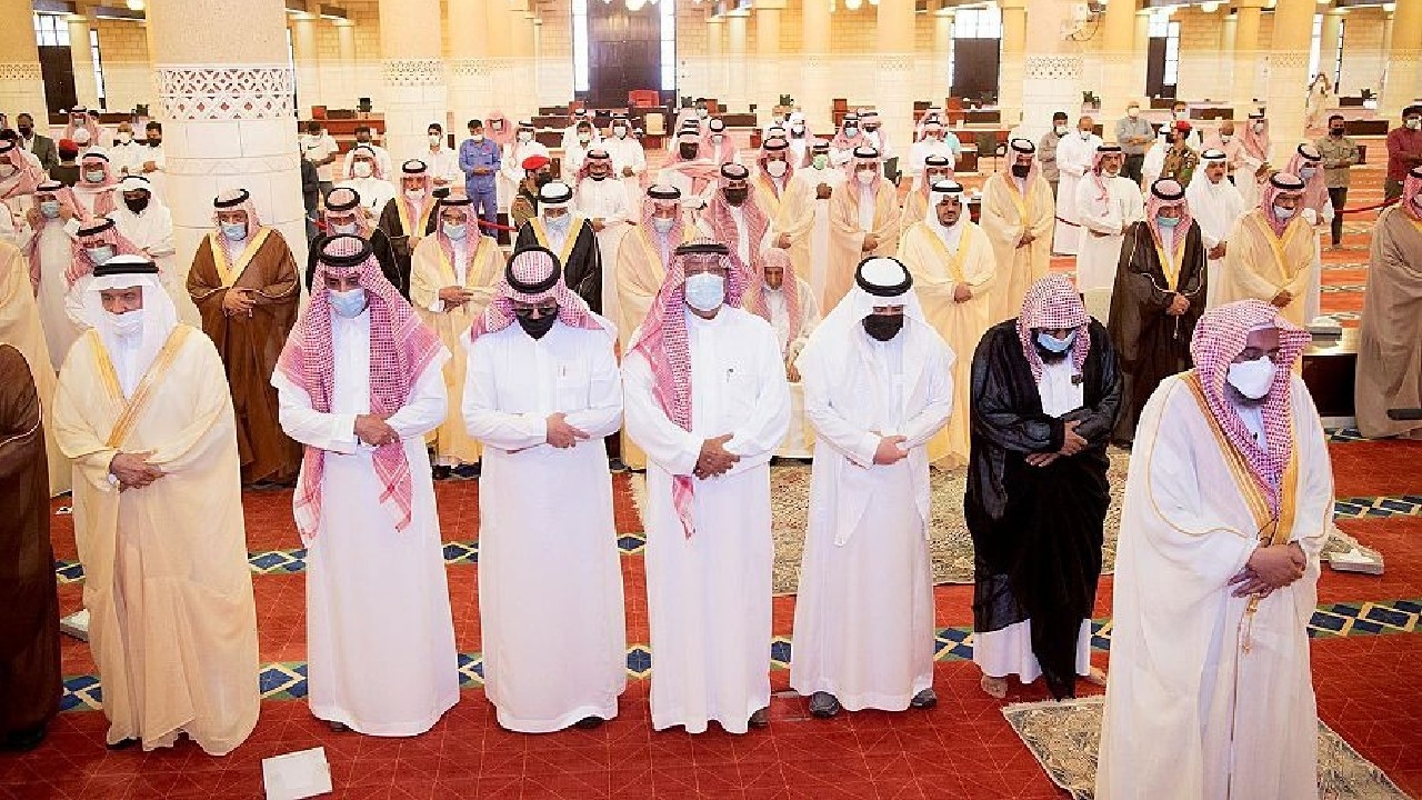 أمير الرياض بالنيابة يؤدي صلاة الميت على الأمير عبدالله بن محمد بن عبدالعزيز