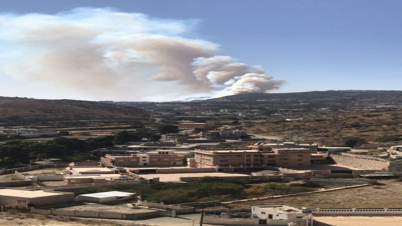 جبل ناصر بالنماص يحترق والدفاع المدني يسيطر