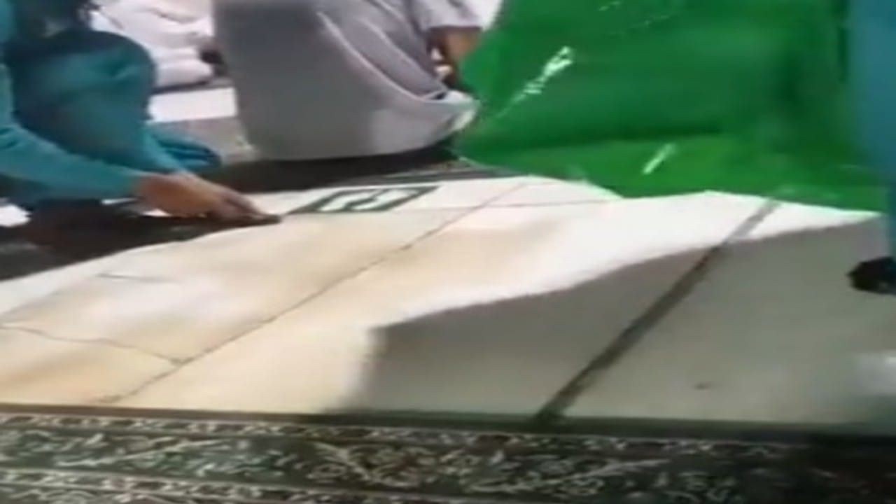 شاهد.. لحظة إزالة ملصقات التباعد بين المصلين في المسجد الحرام 