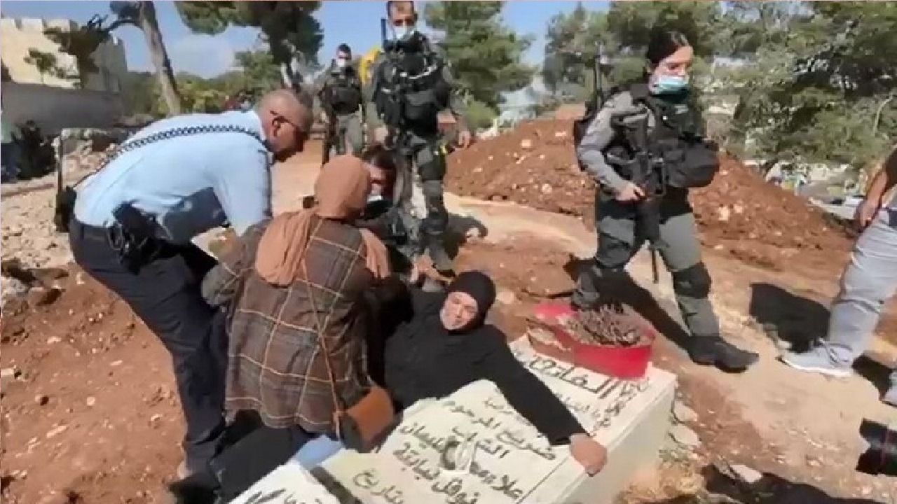 أم فلسطينية تنهار من البكاء وتتشبث بقبر ابنها أمام قوات الاحتلال