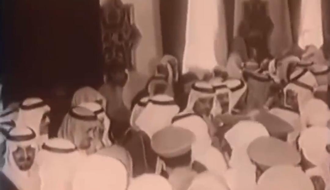فيديو نادر لحشود غفيرة خلال مبايعة الملك خالد وولي عهده &#8220;آنذاك&#8221; الملك فهد قبل 46 عام