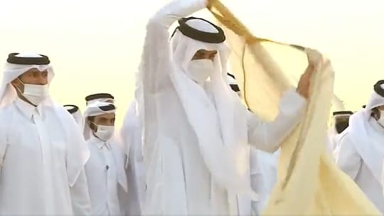 بالفيديو.. أمير قطر يقلب رداءه على الملأ