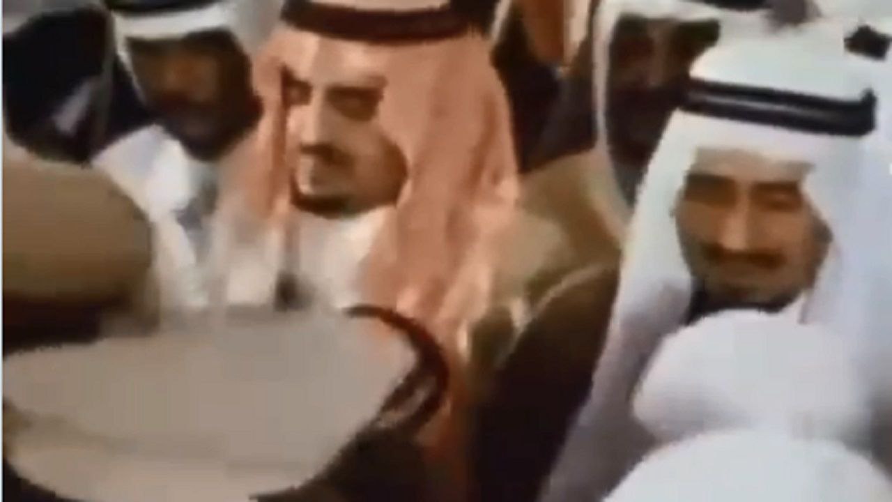 بالفيديو .. مشهد مؤثر للملك خالد والملك فهد في عزاء الملك فيصل
