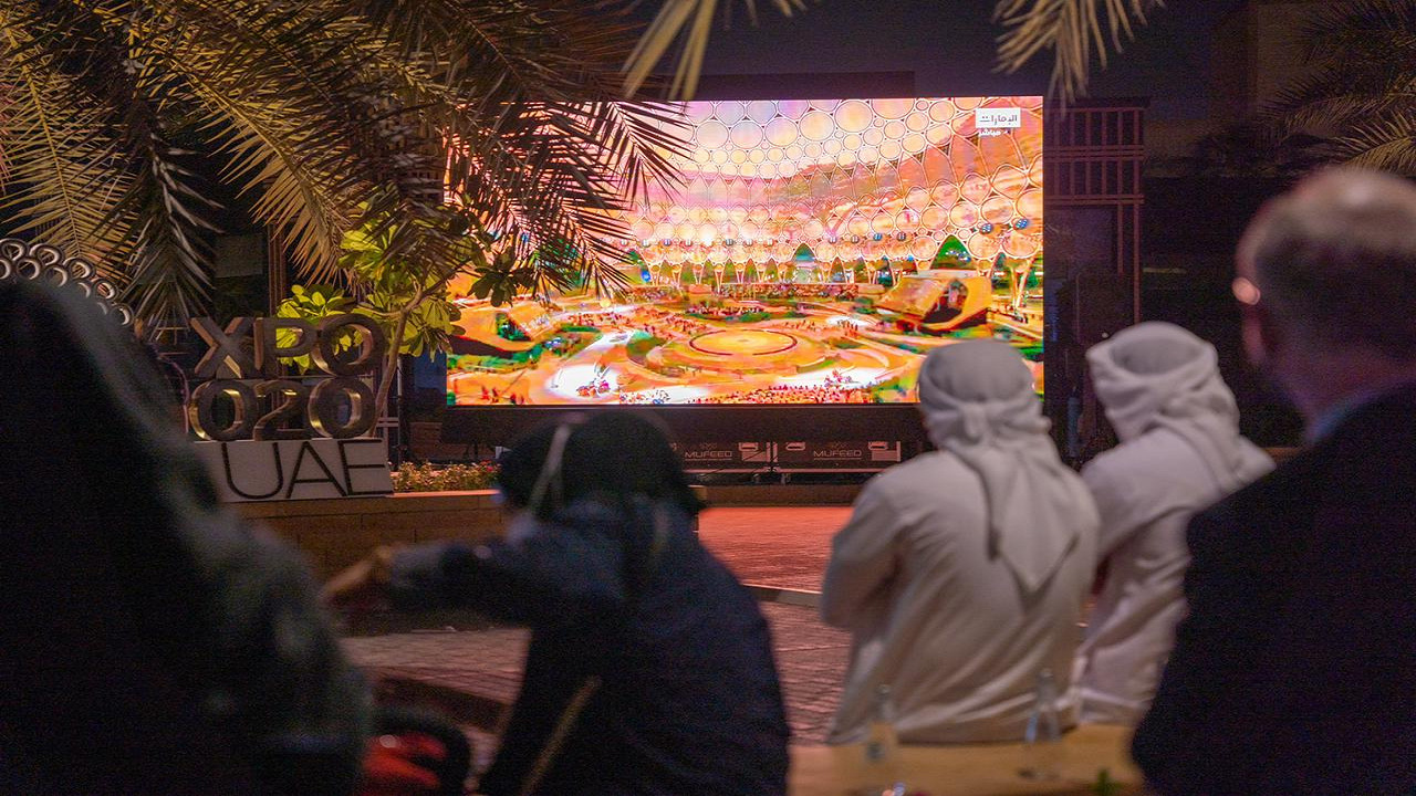 بالصور.. شاشات عرض وتقنيات حديثة تنقل احتفال &#8220;إكسبو 2020 &#8221; إلى الرياض