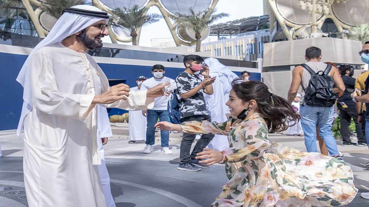 بالصور.. حاكم دبي يحقق أمنية طفلة ترغب بلقائه في إكسبو