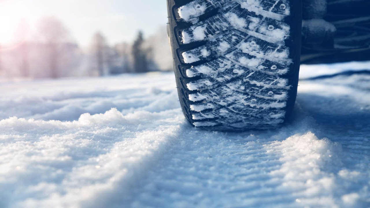 خبراء يوضحون الفرق بين إطارات السيارات الشتوية وإطارات جميع الفصول