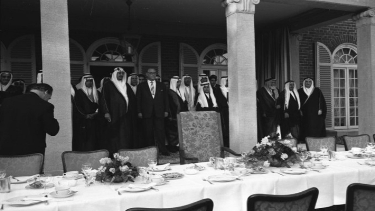 صورة تاريخية لزيارة الملك سعود للسياسي جورج أوغست