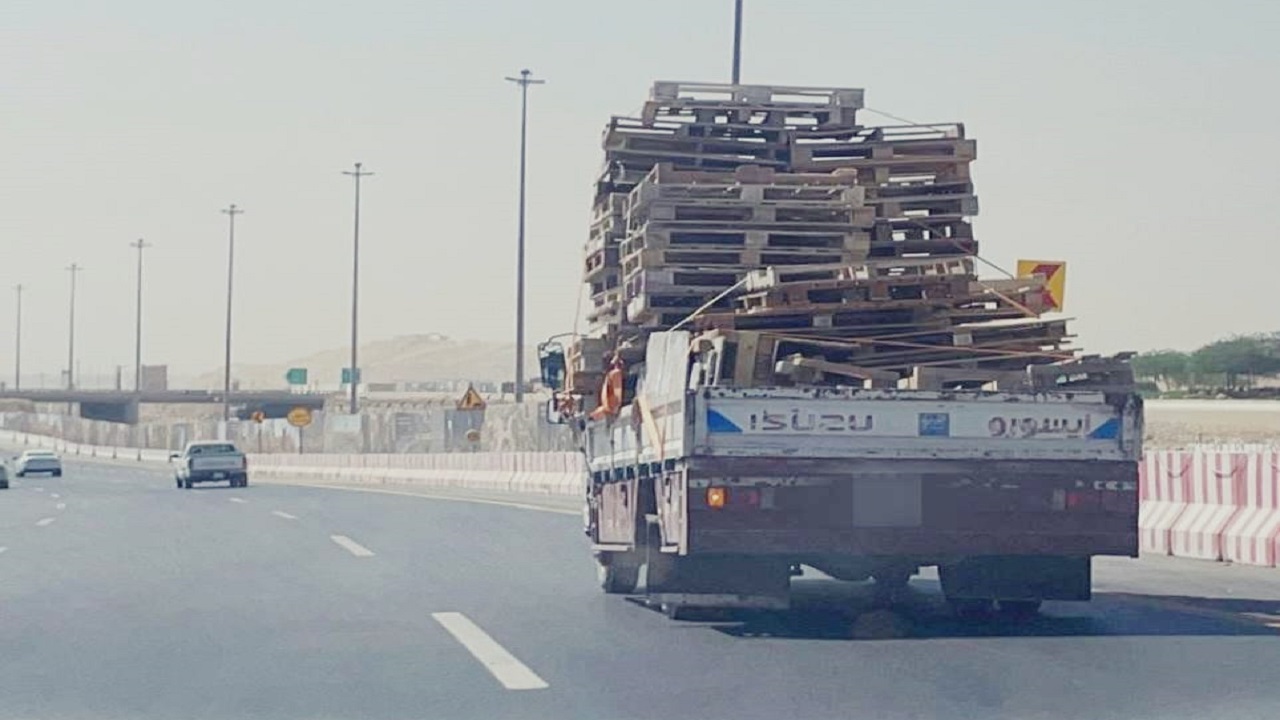 بالفيديو والصور.. شاحنة محملة بكميات هائلة من الأخشاب بالرياض