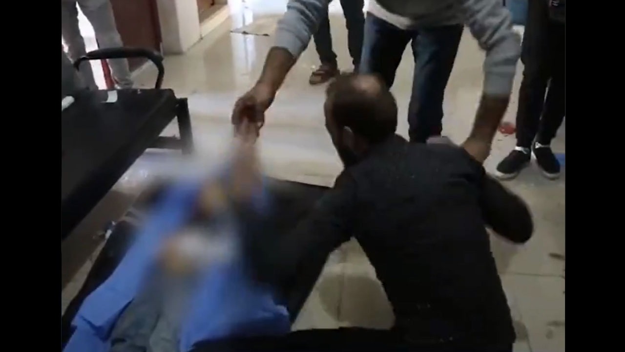 بالفيديو.. انهيار أب سوري بعد مقتل ابنه في غارة على أريحا