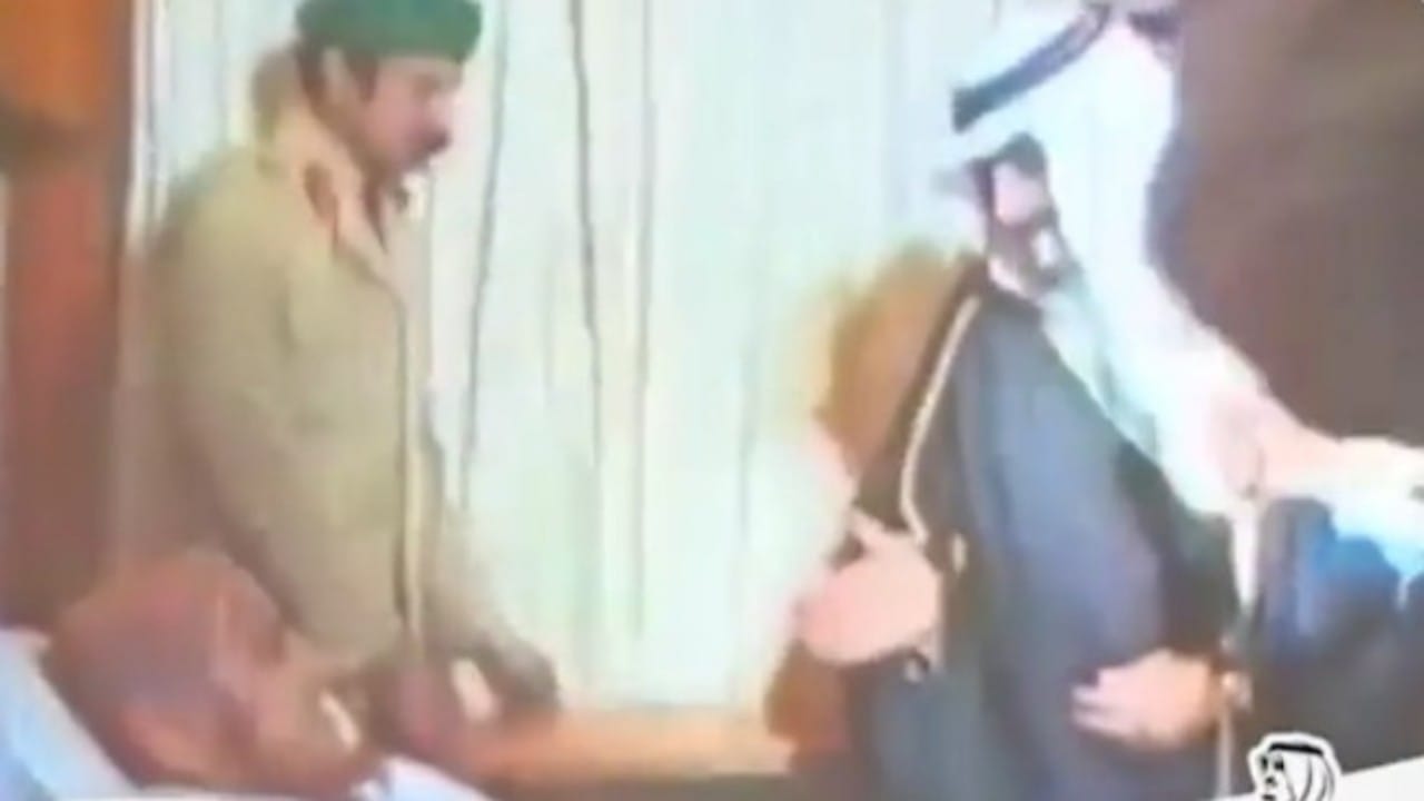 شاهد.. فيديو نادر للملك فهد يمازح مريض:”هل تريد الزواج أو خائف من أم العيال”