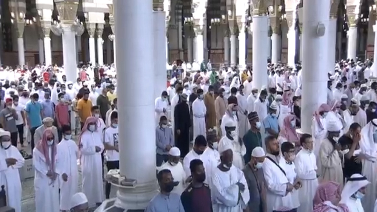 بالفيديو.. اصطفاف المصلين إلى جوار بعضهم في المسجد النبوي