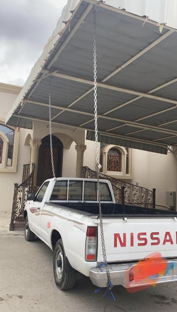عماني يربط سيارته بالسلاسل خوفًا من الإعصار