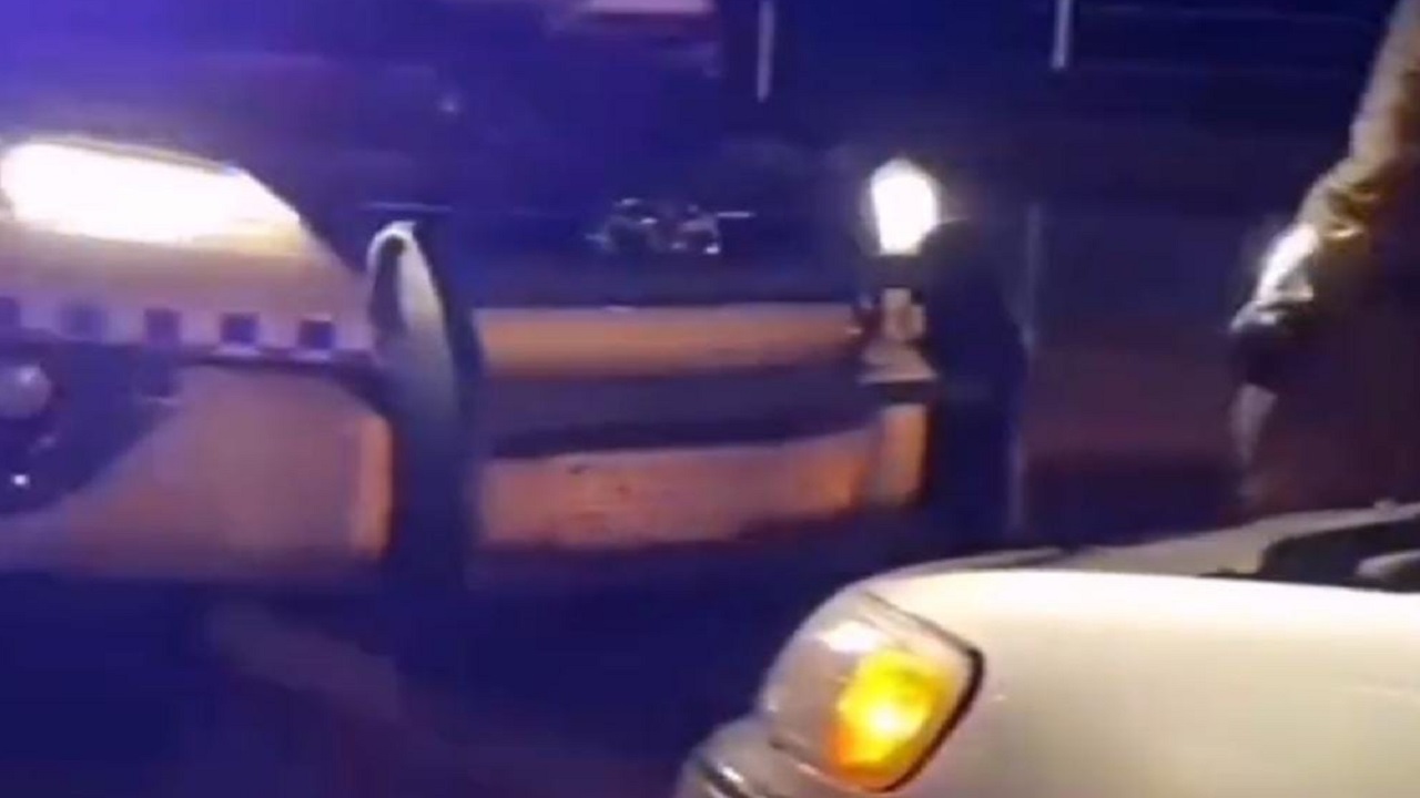 بالفيديو.. أمن طرق يقدم المساعدة لسائق تعطلت مركبته في إحدى الطرق السريعة