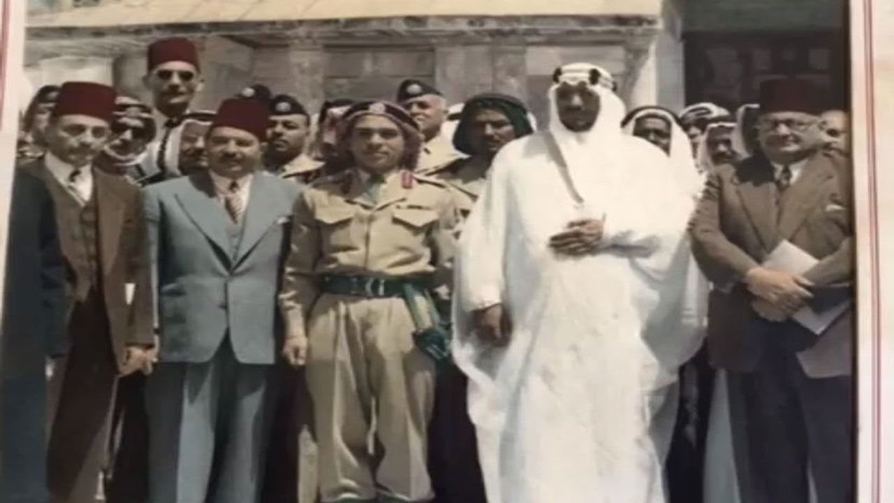 صورة متداولة للملك سعود في القدس قبل 68 عامًا