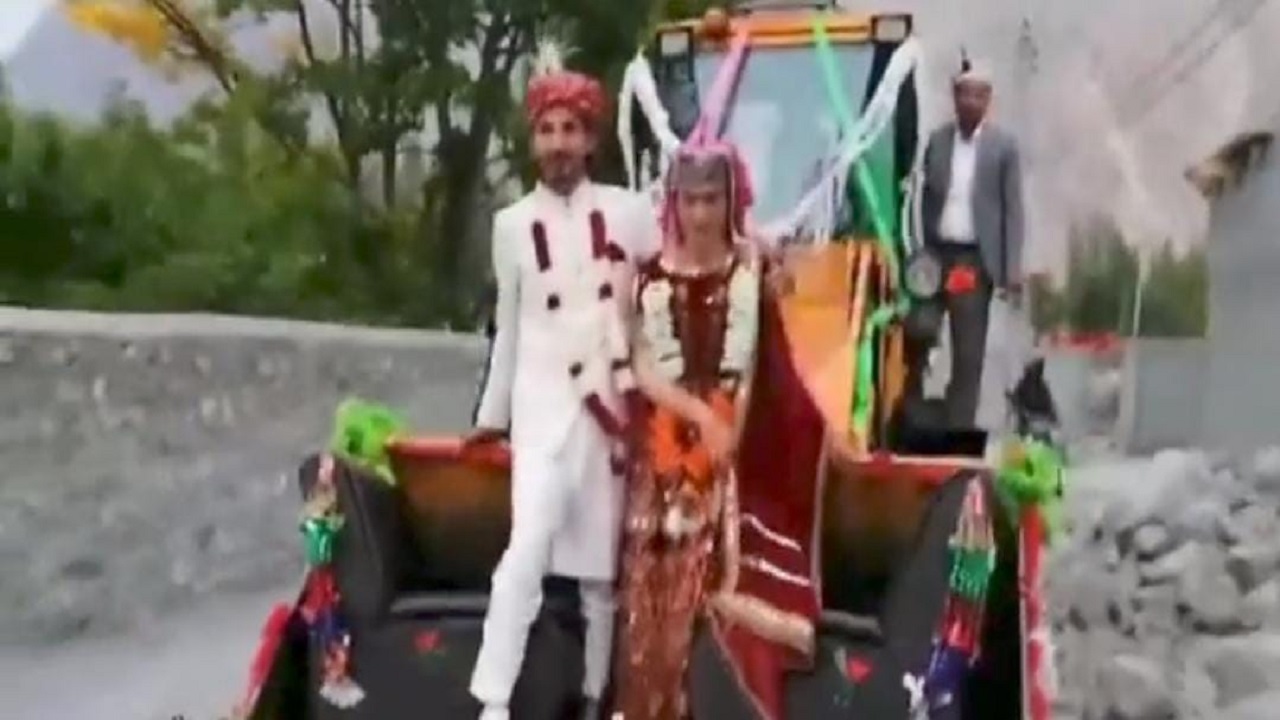 بالفيديو.. عروسان يدخلان إلى حفل زفافهما مرفوعان في الهواء