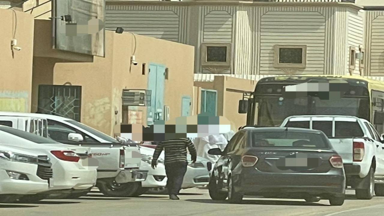 بالفيديو.. تكدس أمام مدرسة في الرياض