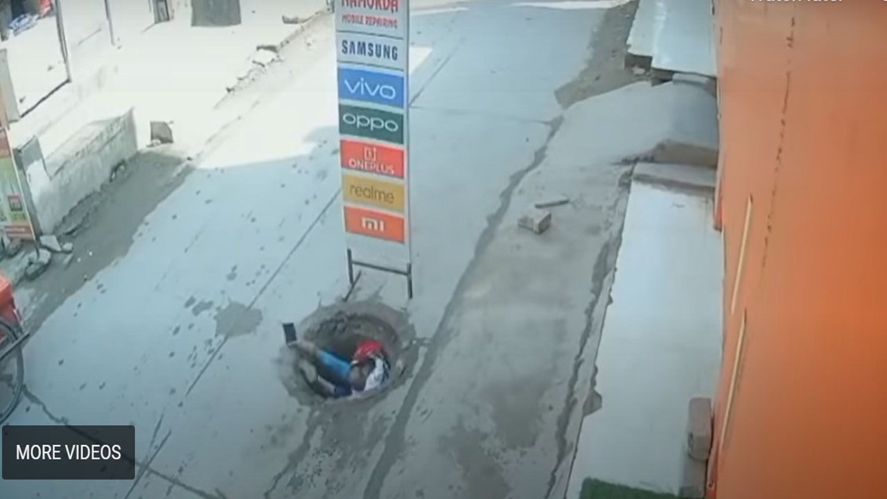بالفيديو..سقوط أم وطفلها في بئر الصرف بسبب الهاتف