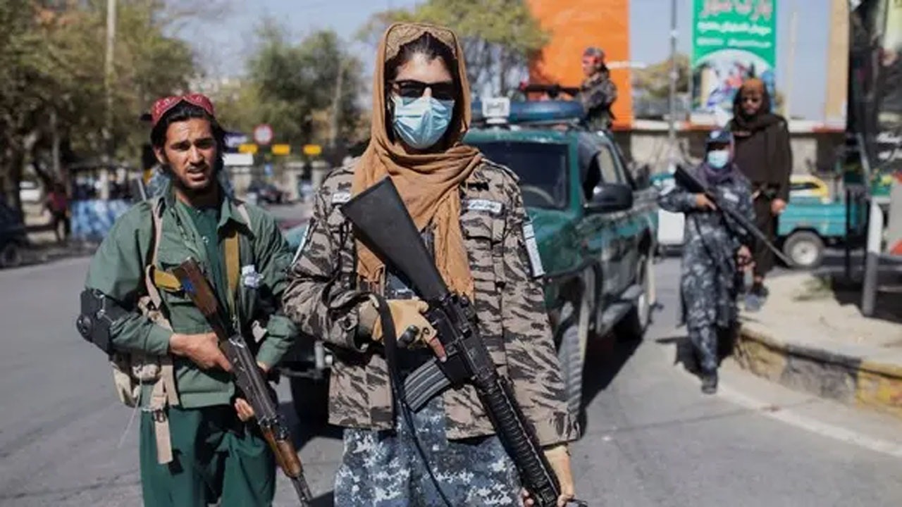 طالبان تمنع الصحافيين من تصوير تظاهرة نسائية