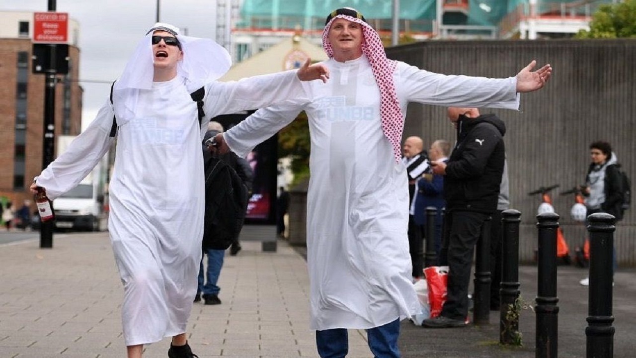 قرار جديد من نيوكاسل بشأن ارتداء جماهيره الزي العربي