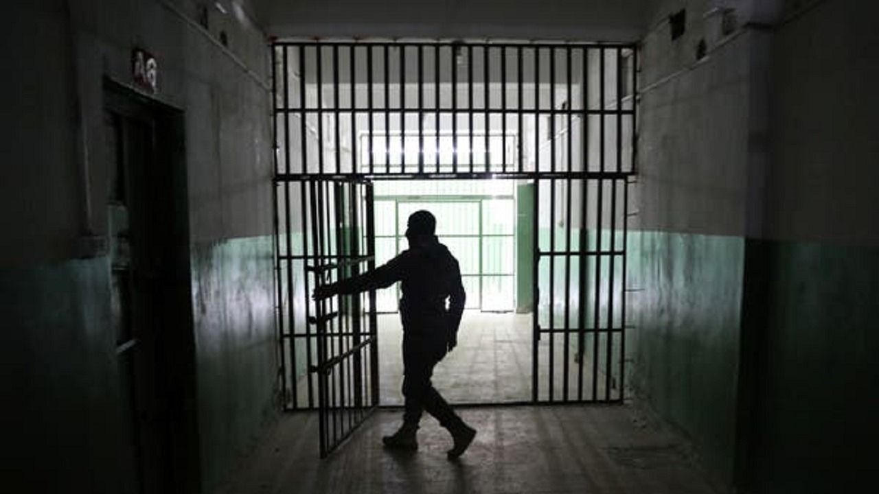 تعذيب معتقل وحقنه بمادة كيميائية في إيران