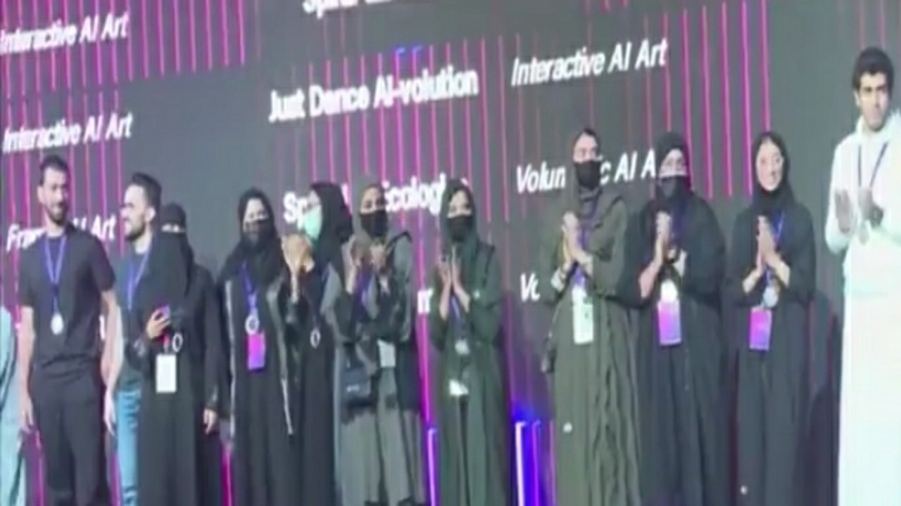 بالفيديو.. تخريج 35 طالب وطالبة سعودية من أكاديمية ‎سدايا