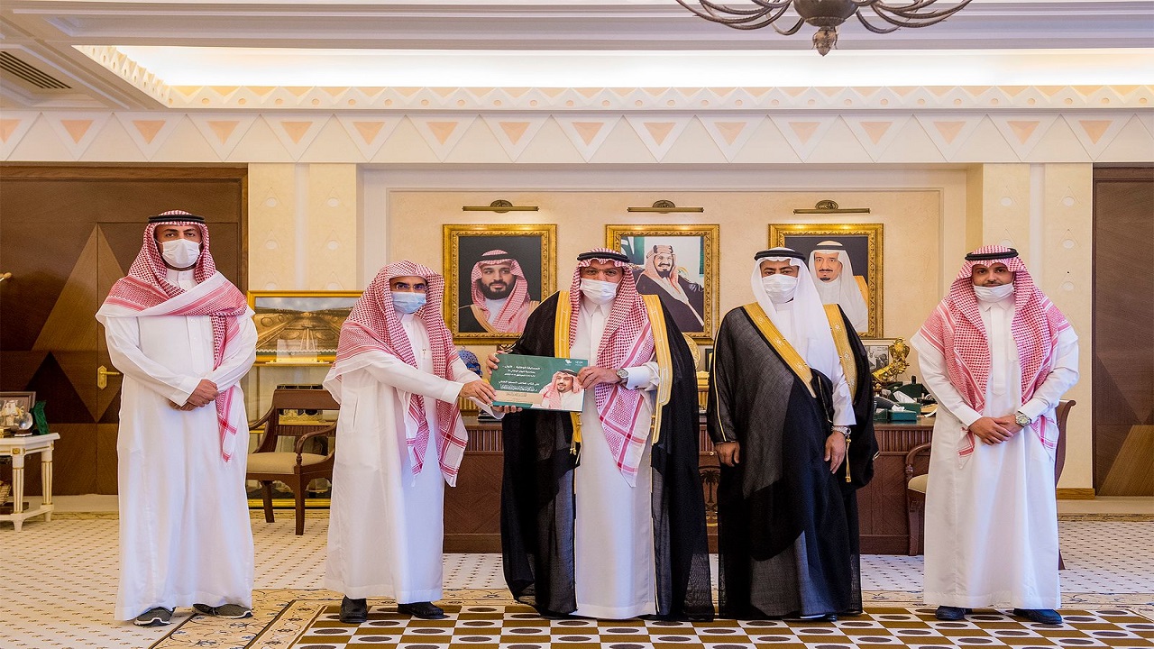 أمير القصيم يكرّم الفائزين بمسابقة مؤلفه الملك عبدالعزيز &#8211; رحمه الله