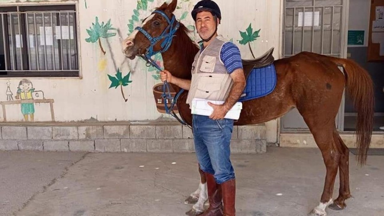 بالصور.. معلم لبناني يلجأ لـ &#8220;حصان&#8221; للتغلب على أزمة البنزين