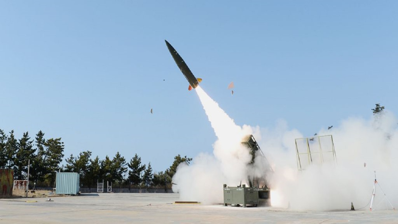 كوريا الجنوبية تطلق أول صاروخ فضائي محلي الصنع