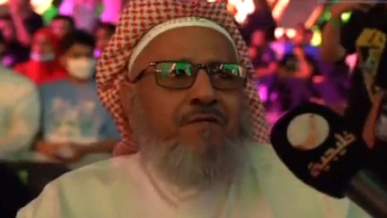 بالفيديو .. مواطن مُسن يقدم قصيدة لـ&#8221;آل الشيخ&#8221; من بوليفار الرياض