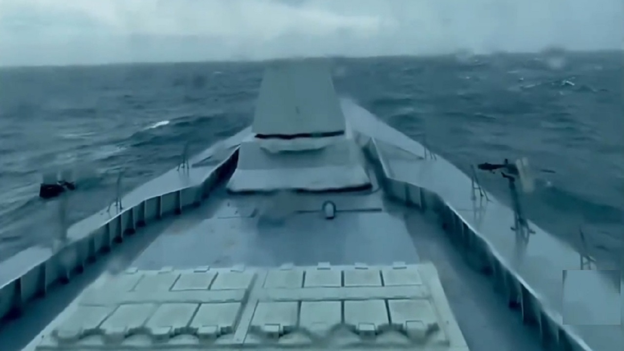 بالفيديو.. لحظة دخول إحدى سفن “جلالة الملك” الحربية داخل إعصار شاهين