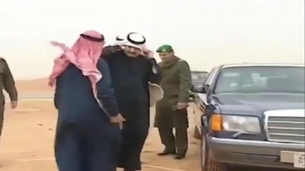 فيديو نادر يجمع الملك فهد بالملك سلمان في رحلة برية للمقناص