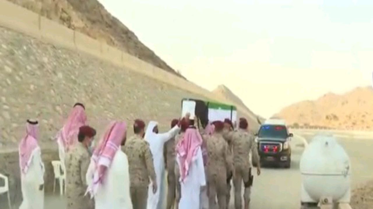 بالفيديو.. وصول رفاة الشهيد عبدالله سالم القرني لمقبرة شهداء الحرم
