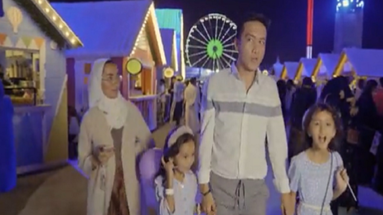 بالفيديو .. عائلة من أوزبكستان تعيش تجربة سياحية ممتعة بموسم الرياض