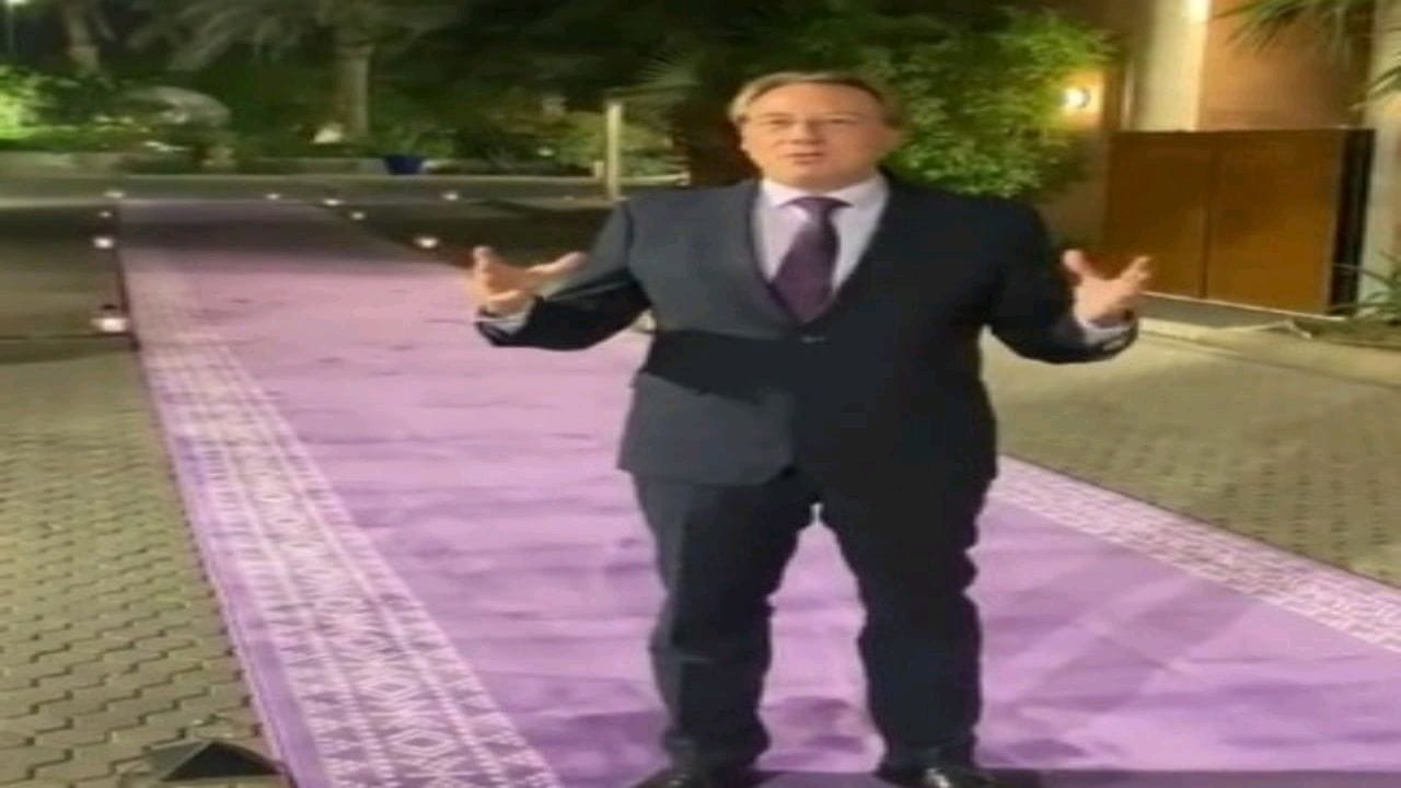 السفير الفرنسي بالرياض يكشف عن سر استبدال سجاد السفارة باللون البنفسجي “فيديو”