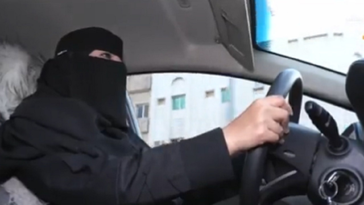 بالفيديو .. مواطنة تستخدم سيارتها الخاصة في توصيل الأسر المحتاجة مجانًا