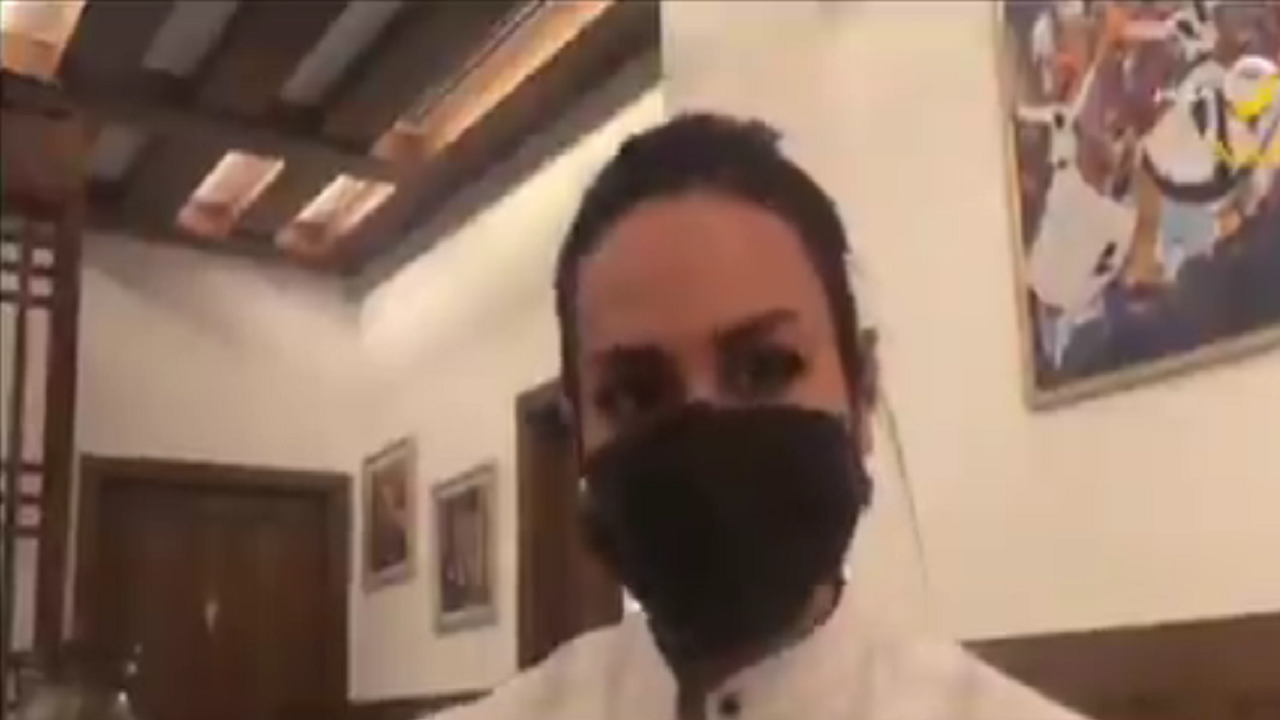 أول نادلة سعودية تروي تجربتها بالعمل في أحد المطاعم &#8220;فيديو&#8221;