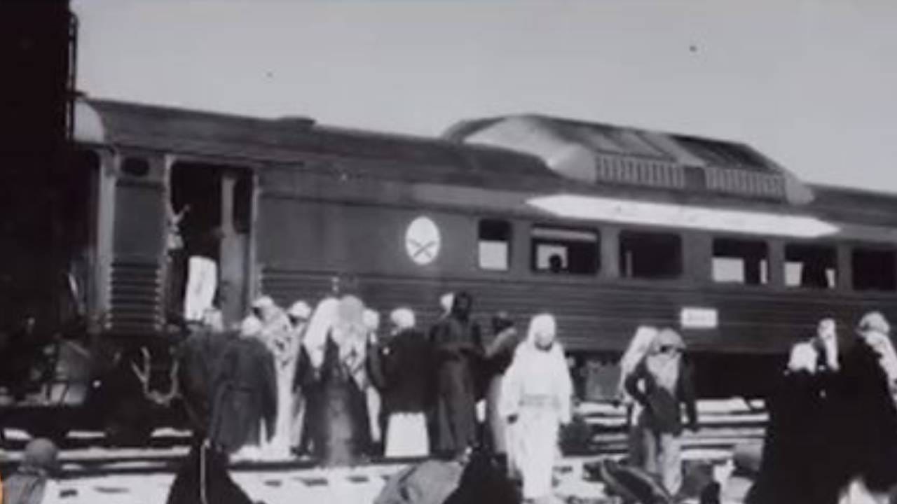 بالفيديو.. قصة الاستقبال الحافل للملك المؤسس في محطة القطار بالأحساء