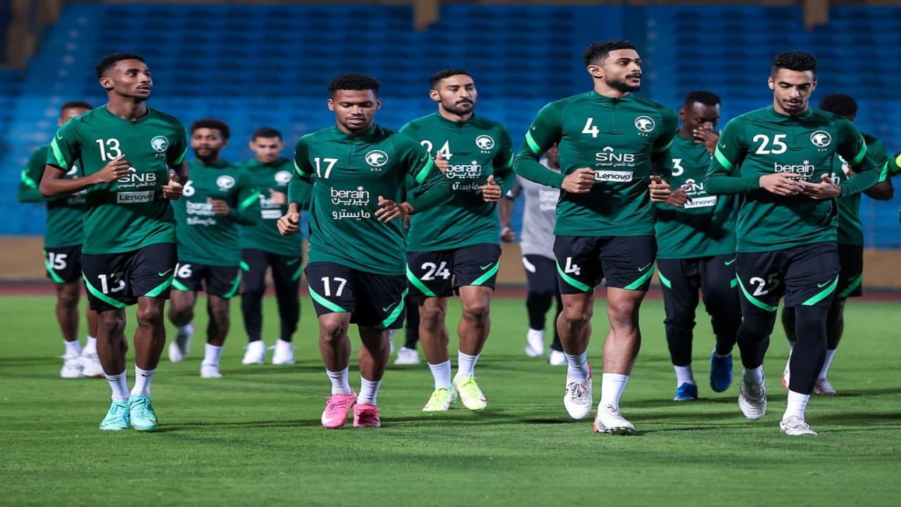 المنتخب السعودي يجري تدريباته في “هانوي” استعدادًا لمواجهة نظيره الفيتنامي