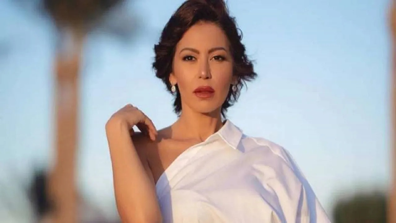 زوج ممثلة مصرية يتعرض للتنمر بسبب ملابسها الجريئة