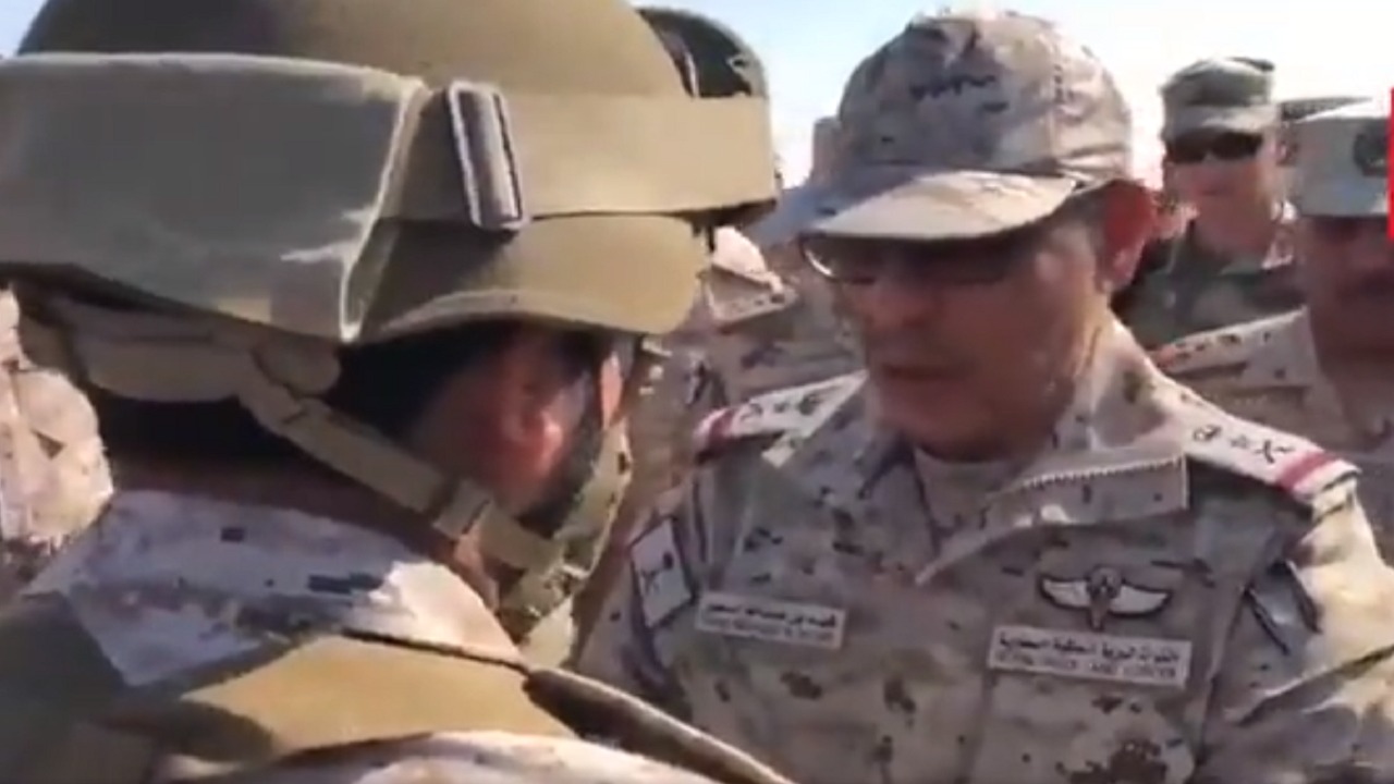 بالفيديو..قائد القوات البرية يصل إلى موقع تمرين رماية الخليج 2021