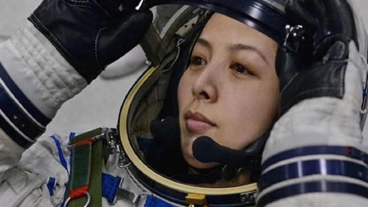 أول إمرأة صينية تسير في الفضاء الخارجي
