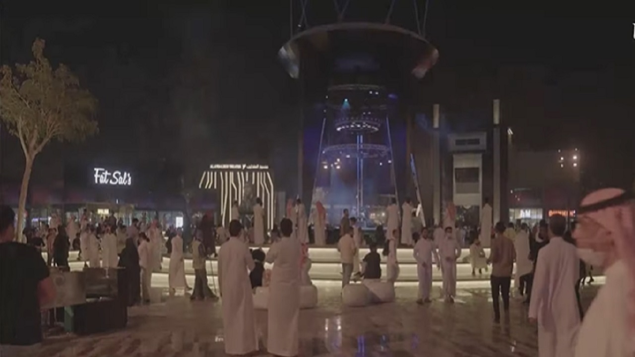 بالفيديو ..سياح يستمتعون بفعاليات موسم الرياض