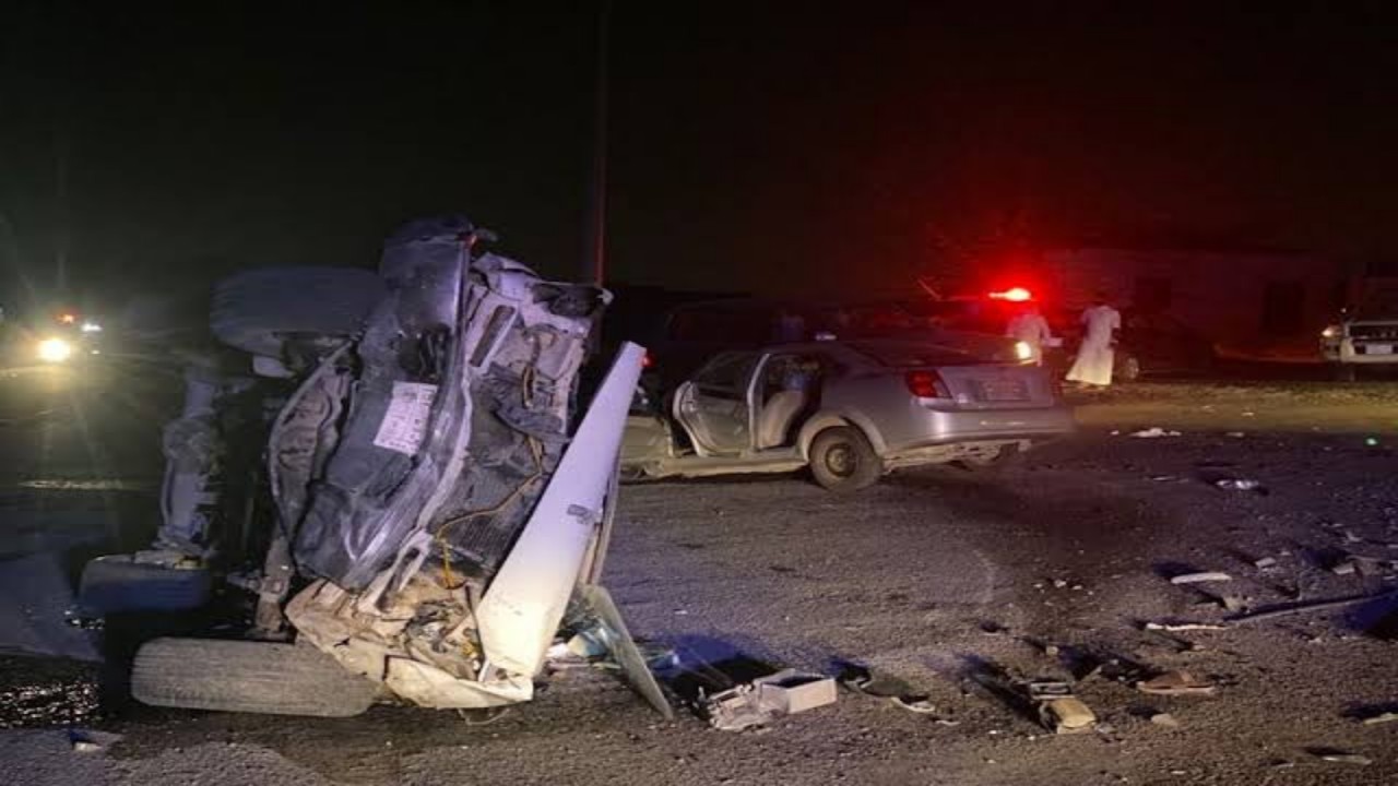 وفاة 4 أشخاص وإصابة 20 آخرين في حادث تصادم بطريق “مكة – المدينة”