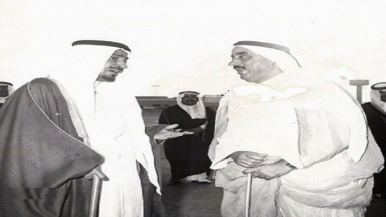 صورة نادرة تجمع جلالة الملك خالد بن عبد العزيز بالشيخ راشد بن أحمد