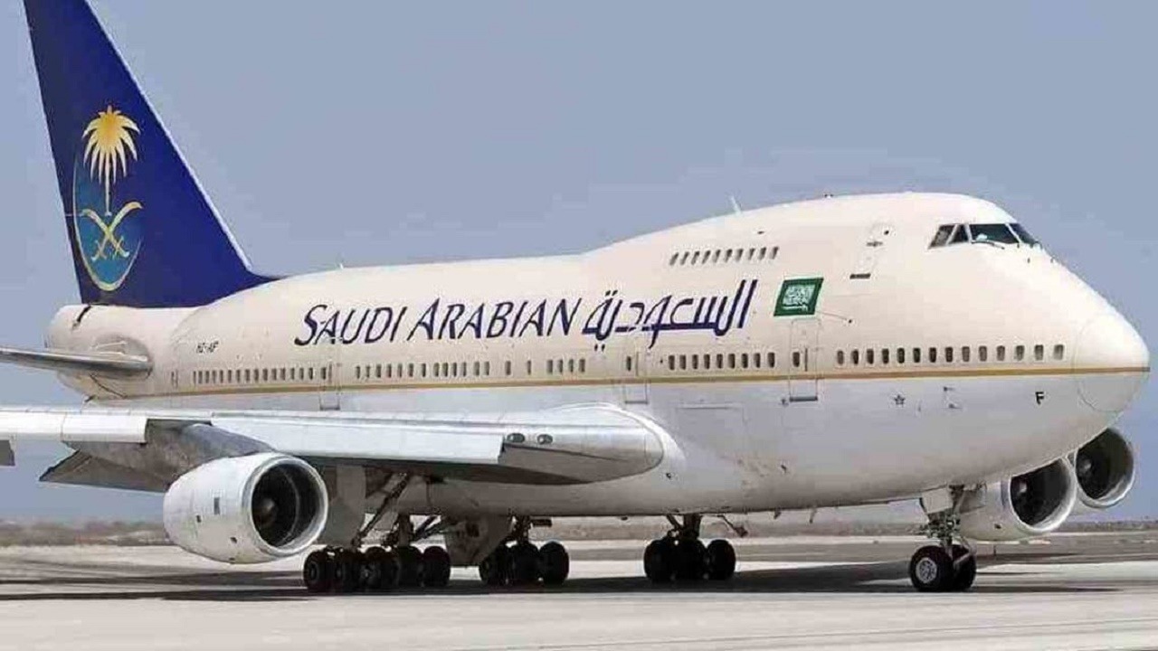 اصطدام طائرة سعودية بـ”ونش” في مطار القاهرة
