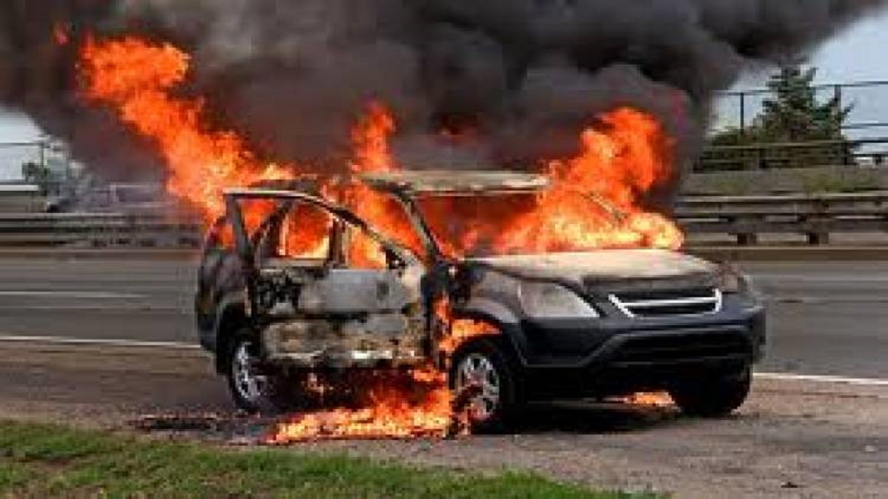 عريس يُشعل النيران في سيارته أثناء ذهابه إلى حفل الزفاف