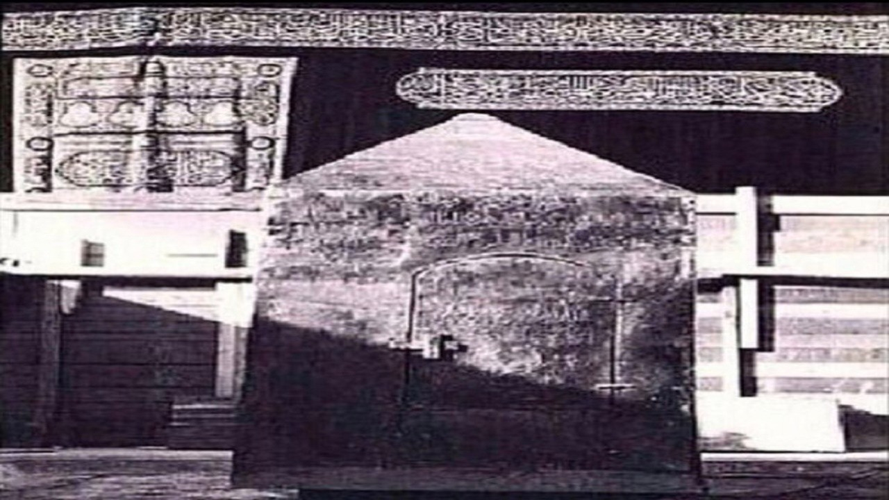 صورة نادرة لـ “صندوق مقام إبراهيم” في الحرم المكي